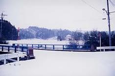 雪が積もった橋の写真