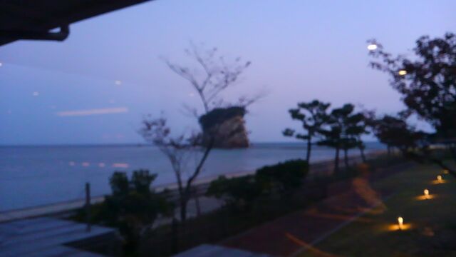  夕暮れの恋路海岸と見附島の画像