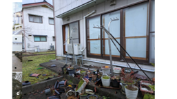 c. 屋根瓦が落ちた宿舎